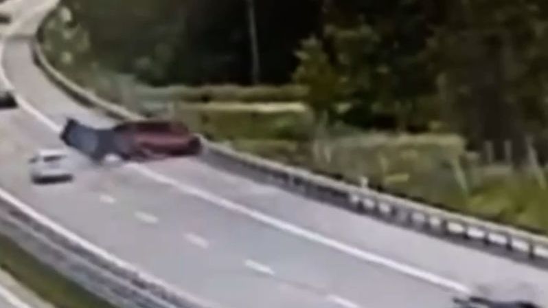 ŘSD zveřejnilo záběry auta, které narazilo na D1 do dodávky. Dva lidé v ní zemřeli